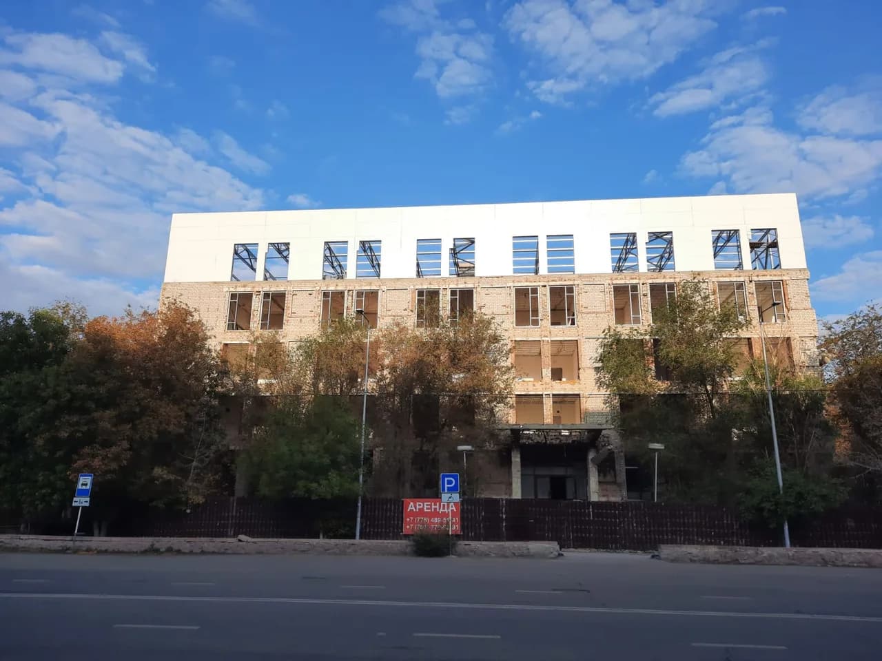 Этаж обшит, размечены оконные проёмы